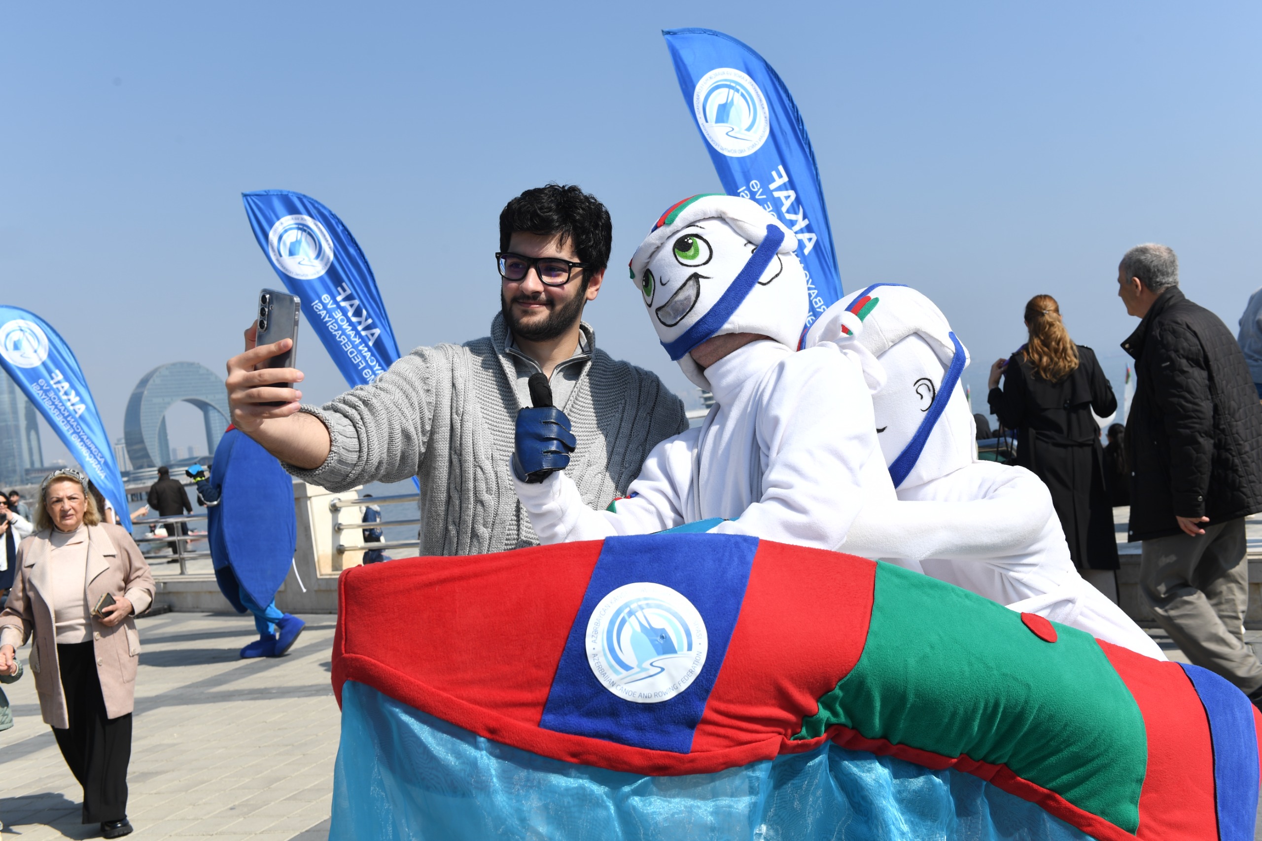 Bakıda Xəzərin suları avarçəkmə və yelkənli qayıqlarla bəzəndi (FOTO)